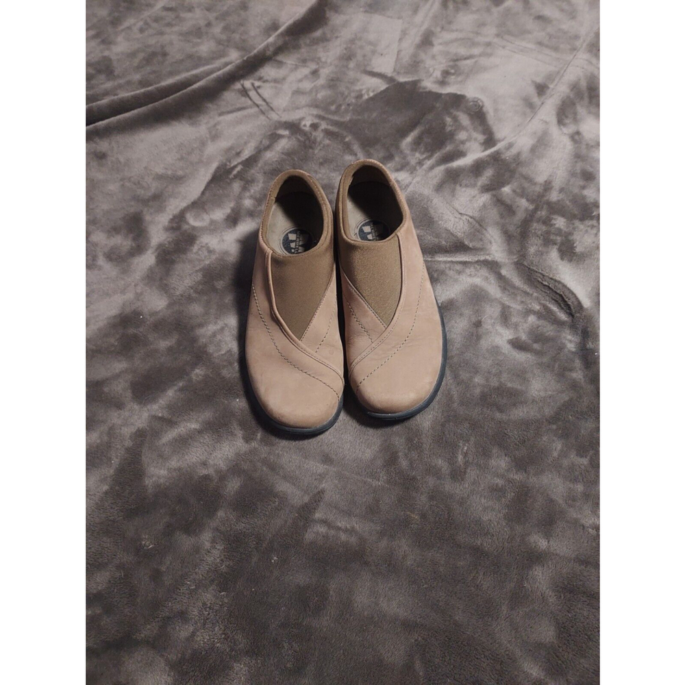 Merrell topo curve Tan women’s slip on shoes size 7. Very Good Condition